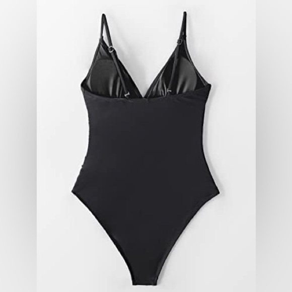 Medium Black CUPSHE Women's Shirring Design V-Neck Low Back One Piece Swimsuit - Picture 5 of 7